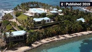 iamAKstalin's tweet photo. Jeffrey Epstein की 2019 में न्यूयॉर्क की जेल में मौत हुई, जब वह नाबालिग लड़कियों की तस्करी के आरोपों में ट्रायल का इंतज़ार कर रहा था। 

आधिकारिक तौर पर इसे आत्महत्या बताया गया, हालांकि परिस्थितियों को लेकर सवाल उठे।

सुपर रेस और बेबी रैंच के आरोप लगे है जिसमें मीडिया रिपोर्ट्स के अनुसार खासकर The New York Times में दावा किया गया कि एपस्टीन अपने न्यू मैक्सिको स्थित रैंच (सांता फ़े के पास) पर महिलाओं को अपने स्पर्म से गर्भवती कर अपना डीएनए फैलाने की योजना की बात करता था।कुछ लोगों ने इसे अनौपचारिक तौर पर बेबी रैंच कहा।

ऐसा कोई प्रमाण नहीं मिला कि यह योजना कभी अमल में आई।

ट्रांसह्यूमनिज़्म और यूजीनिक्स की बहस के रिपोर्ट्स में यह भी कहा गया कि एपस्टीन मानव क्षमताएँ बढ़ाने जैसे विचारों (ट्रांसह्यूमनिज़्म) की चर्चा करता था। आलोचक इसे यूजीनिक्स जैसी सोच से जोड़ते हैं ऐसी अवधारणा जिसे इतिहास में नाज़ियों ने खतरनाक रूप से अपनाया था।

यह बहस दर्शाती है कि विज्ञान, नैतिकता और शक्ति का मेल कितना संवेदनशील विषय है।

विज्ञान और हाई-प्रोफाइल नेटवर्क के मामले में रिपोर्ट्स के मुताबिक, एपस्टीन ने कई वैज्ञानिकों/शैक्षणिक संस्थानों से संबंध बनाए, रिसर्च फंडिंग दी और कॉन्फ़्रेंस आयोजित कीं।

कुछ शिक्षाविदों ने बाद में माना कि संभावित फंडिंग के लालच में उन्होंने उसके आपराधिक इतिहास को नज़रअंदाज़ किया, जिससे नैतिक जवाबदेही पर गंभीर सवाल उठे।

क्या उसके बच्चे थे?
इस पर स्पष्टता नहीं है। कुछ निजी दावों/डायरियों का जिक्र हुआ, पर स्वतंत्र पुष्टि नहीं हुई। उसकी वसीयत में किसी बच्चे का उल्लेख सार्वजनिक रूप से सामने नहीं आया है।

अगर सच में कहा जाए तो एपस्टीन मामला सिर्फ एक व्यक्ति की आपराधिक फाइल नहीं, बल्कि शक्ति और प्रभाव के दुरुपयोग, संस्थागत जवाबदेही, और विज्ञान-नैतिकता की सीमाओं
पर व्यापक सवाल खड़े करता है।

तथ्य, अदालत के रिकॉर्ड और आधिकारिक जांच है इन्हीं के आधार पर निष्कर्ष निकालना सबसे सुरक्षित तरीका है।

क्या लगता है जेफ्री Epstein का कोई औलाद है या नहीं?