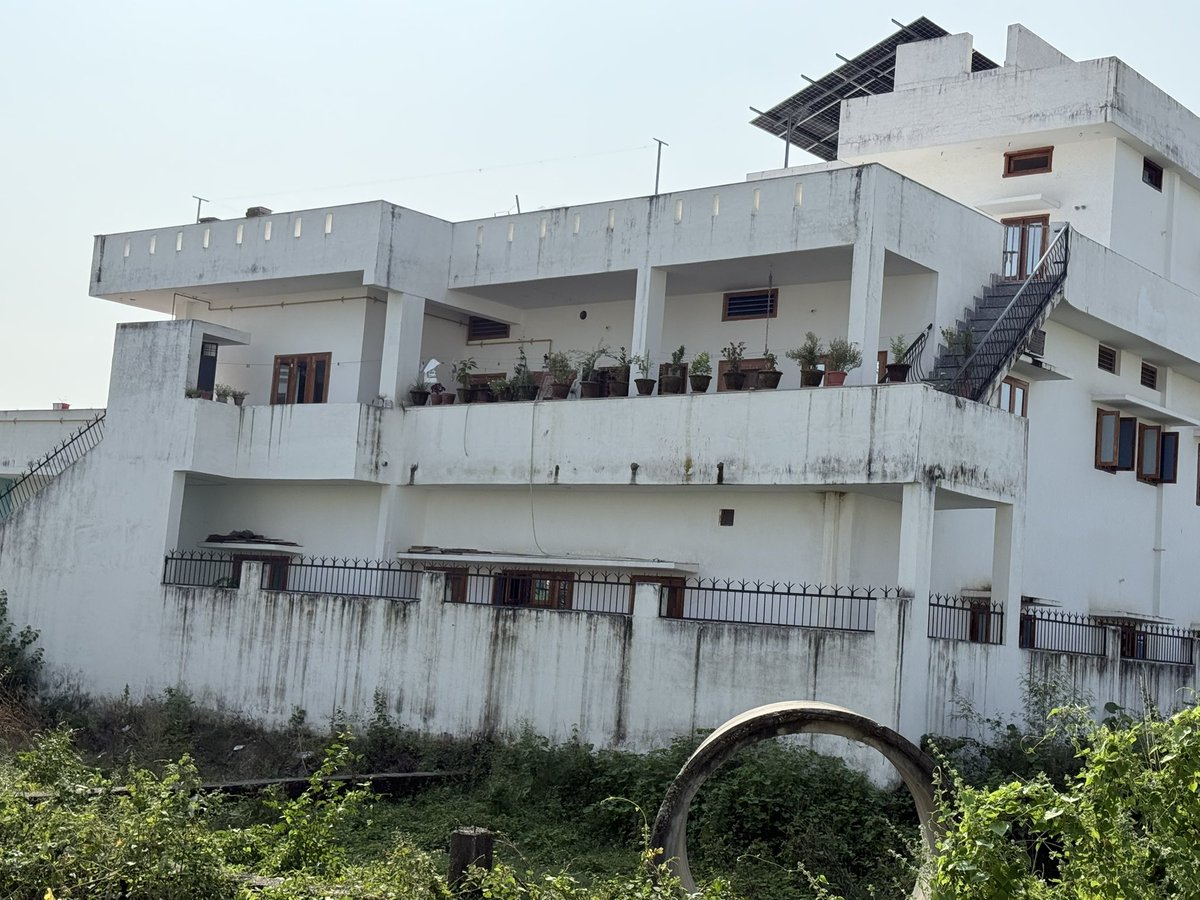 hiiamsandi's tweet photo. Vry disappointed wth @BergerPaintsIN
Exterior paint failed aftr 1st rain.
Complnt 00135160 (06-10-25) aprvd, inspection dn, details shared in Jan.
Since then no reply &amp; insptr stopd answering calls.
Is ths customer care?
#BergerPaints #ConsumerRights #PoorService #India @consaff https://t.co/9rYfkthnIl