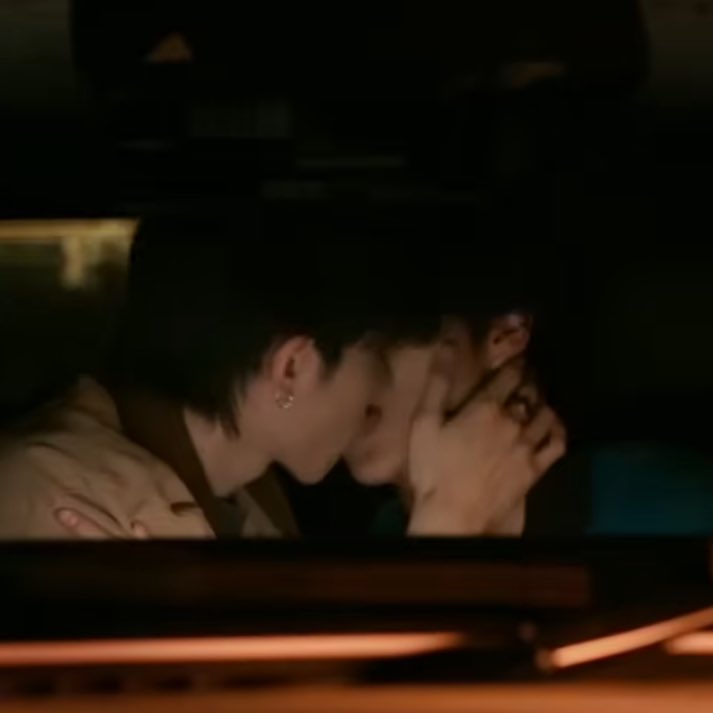 Just how fast the night changes?

#OnlyFriendsDreamOn
#AouBoom