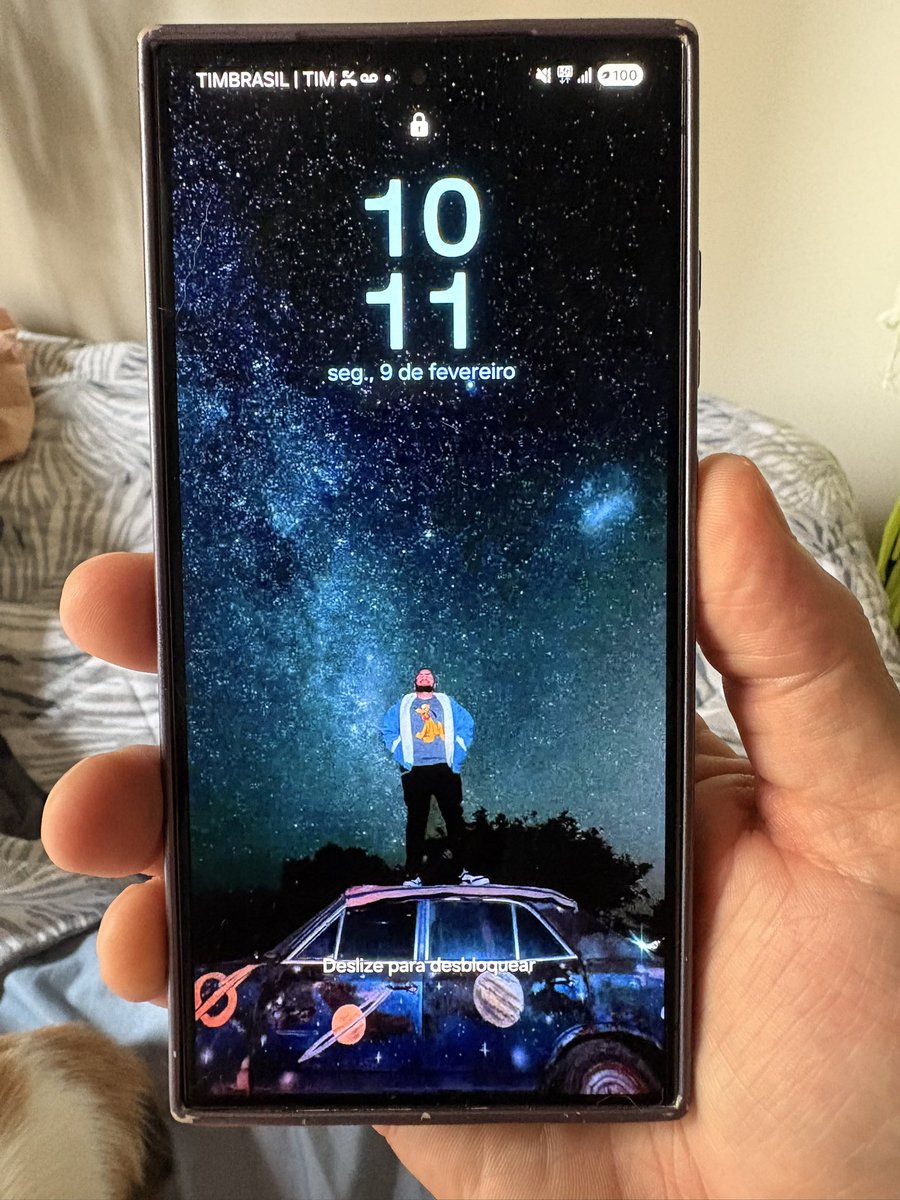 Gente,achei esse celular ontem na pista open bar dos ensaios da <a href="/Anitta/">Anitta</a> depois da rodinha de lose ya breath já de noite,o dono ainda não ligou atrás,vamos tentar achar pra devolver pra ele #EnsaiosDaAnitta 
Bora anitters me ajudem