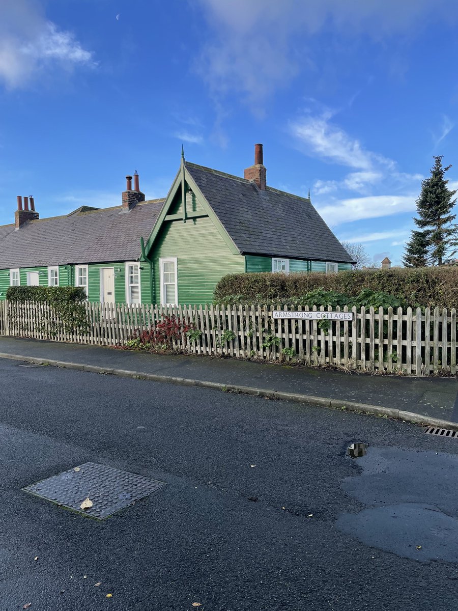 HistoryMan1794's tweet photo. Armstrong Cottages Bamburgh. Wooden boarded cottages built in 1894 by Lord Armstrong for building tradesmen rebuilding Bamburgh Cottages. https://t.co/VpMK1VCI2i
