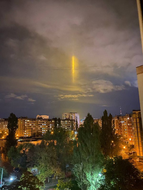 CbIncus's tweet photo. @ameliaUrquhart_ @hunterhurleywx In October 2022, elevated light pillars were observed in the Russian city of Belgorod. Surface conditions were around 50/45.

https://t.co/srppZ3w7Xy https://t.co/uDazQ4spDg