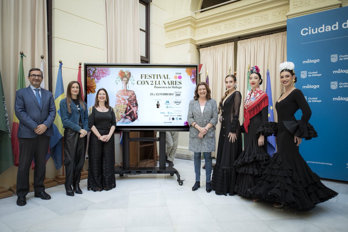 La concejala de Comercio, Elisa Pérez de Siles, junto a la directora de <a href="/EvenCon2Tacones/">Eventos 𝐜𝐨𝐧 𝐝𝐨𝐬 𝐭𝐚𝐜𝐨𝐧𝐞𝐬</a>, Macarena Regueira, ha asistido a la presentación de la Pasarela de Moda Flamenca 'Con 2 lunares' que se celebrará los días 21 y 22 de febrero en el Gran Hotel Miramar.