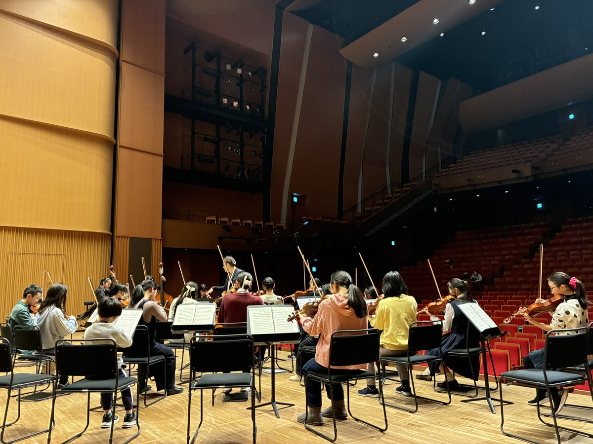 japan_arts's tweet photo. ＃国際音楽祭NIPPON #東海市子どものオーケストラ の練習に特別にゲッツェル先生登場です❗️子どもたちは、英語での指導に、通訳なしでついていきます👏「もっと自由に弾いてみてほしいんだ」ゲッツェル先生がいつも口にする「音楽をする喜び」を全身で受け止めて、明日お披露目です✨ https://t.co/vy0X5LFQ1K