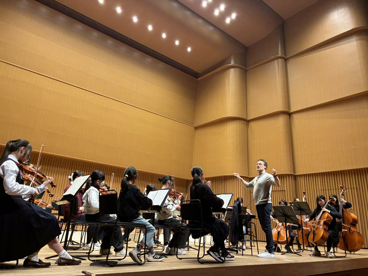 japan_arts's tweet photo. ＃国際音楽祭NIPPON #東海市子どものオーケストラ の練習に特別にゲッツェル先生登場です❗️子どもたちは、英語での指導に、通訳なしでついていきます👏「もっと自由に弾いてみてほしいんだ」ゲッツェル先生がいつも口にする「音楽をする喜び」を全身で受け止めて、明日お披露目です✨ https://t.co/vy0X5LFQ1K