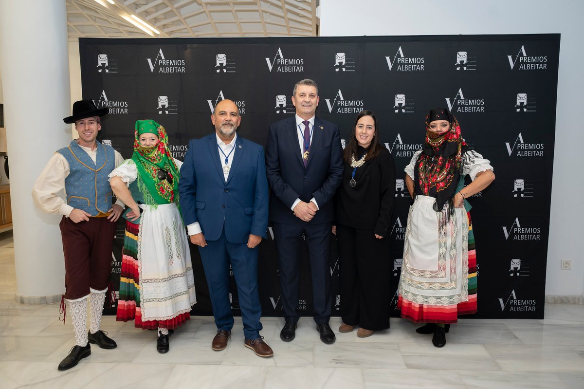 VeterinariosGRX's tweet photo. 📸 #PremiosAlbeitar2025
con @ocvespana @gonzalomorenodv Consejo Andaluz de Colegios Oficiales de Veterinarios #CACV @VeterinariosAlm
📍 #Mojácar #Almería https://t.co/yvrG80IJ4v