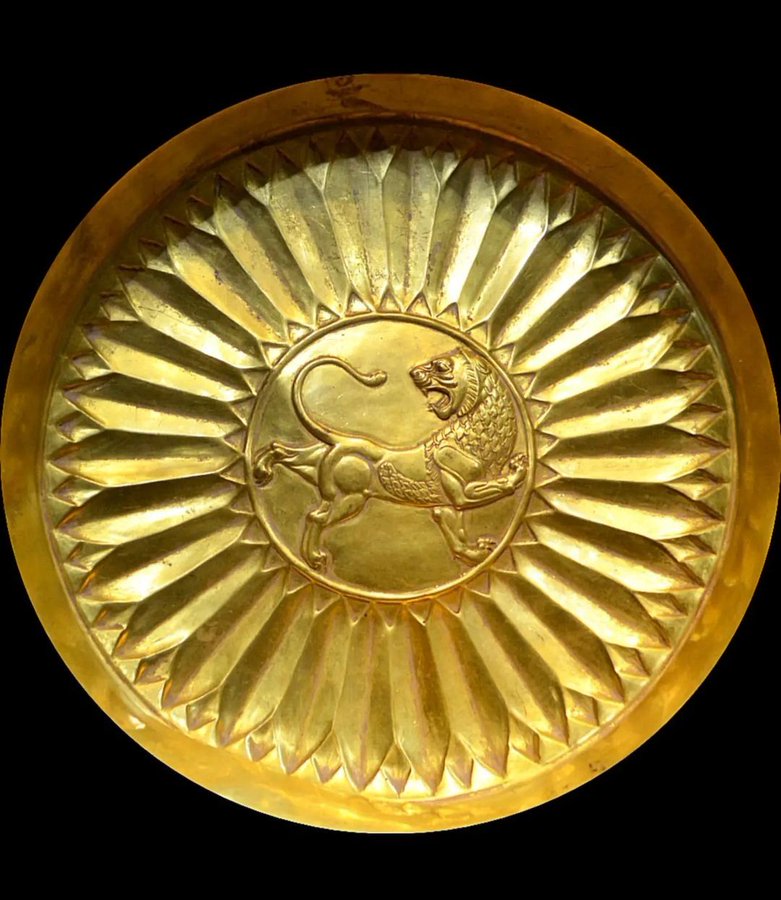 ظرف آبی کهن‌ترین نشان شیر و خورشید جهان با قدمت بیش از ۵۰۰۰ سال تمدن جیرفت/ کرمان

و ظرف طلایی #شیرو_خورشید دیگر در شاهنشاهی شکوهمند #هخامنشیان یعنی ۲۵۰۰ سال پیش

شیروخورشید نمادی ایرانی-زرتشتی است  از ایران سرچشمه گرفته و مربوط به ایران هم می‌ماند
#جاویدشاه