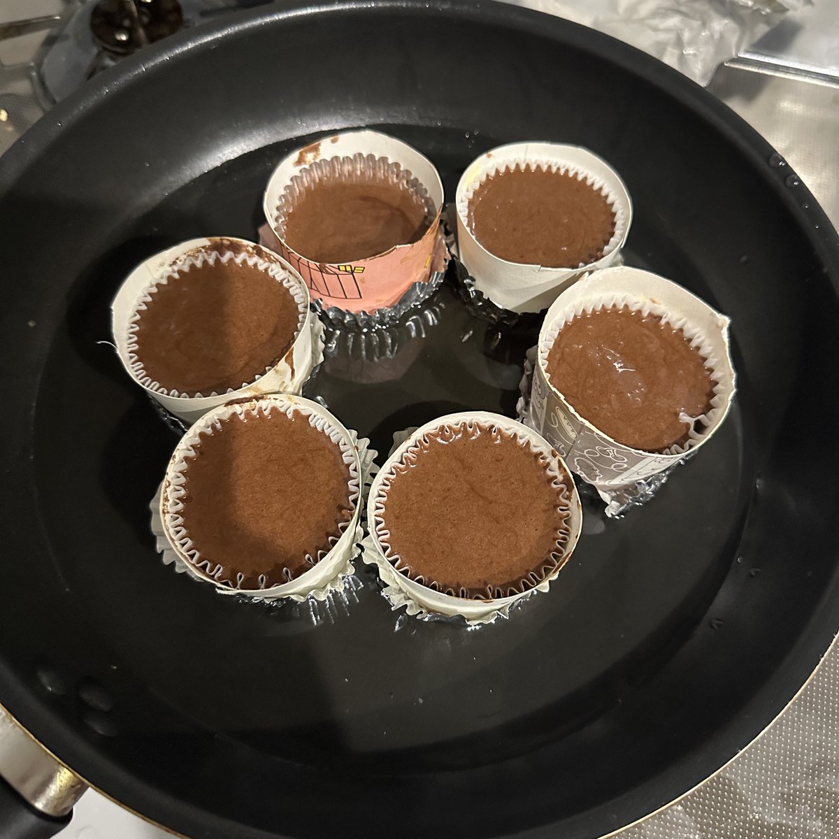 syunkon0507's tweet image. ちょっとコレは今季最高の出来を叩き出したわ…お店のそれ

半熟ガトーショコラ
半熟スフレチーズケーキ

これまでのバレンタインレシピは冷やすと生チョコみたいなねっとり食感になるけど(それも美味)これは軽くてふわシュワととろける口溶け！冷やすとまた美味。

しかもフライパンで簡単に作れて↓