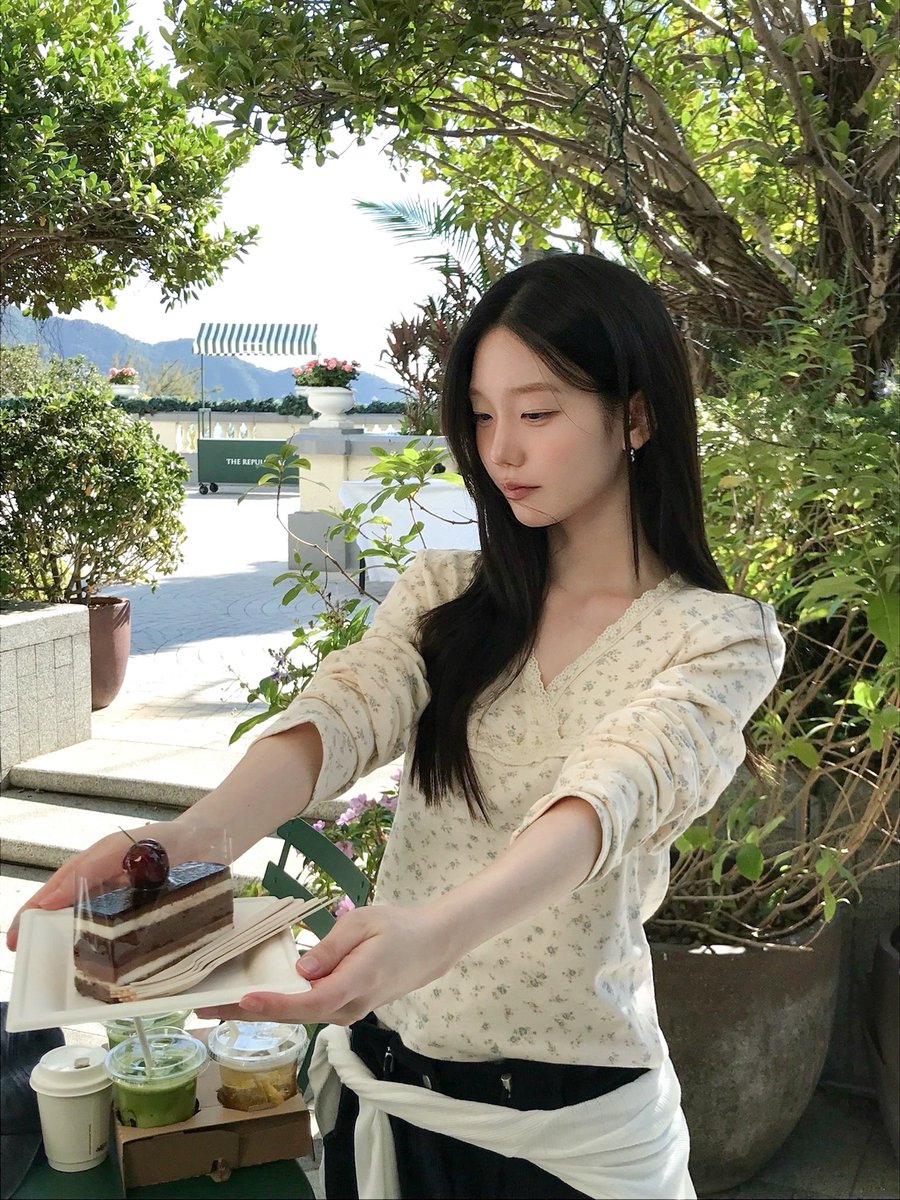 8l8913's tweet photo. #광고
문의 많았던 홍콩여행 아웃핏 소개해드릴게요
레터프롬문 봄 신상 찍어왔어요 흐흐
제가 입은 착장들은 지그재그 최저가로 구매 가능하니까 놓치지 마시길,,, 
특히 린 pick 제품들은 지그재그에서만 만날 수 있다는 소식 ^_^

🗓️ 기획전 기간: 2/9 - 2/16 https://t.co/NPuASqO6Jq