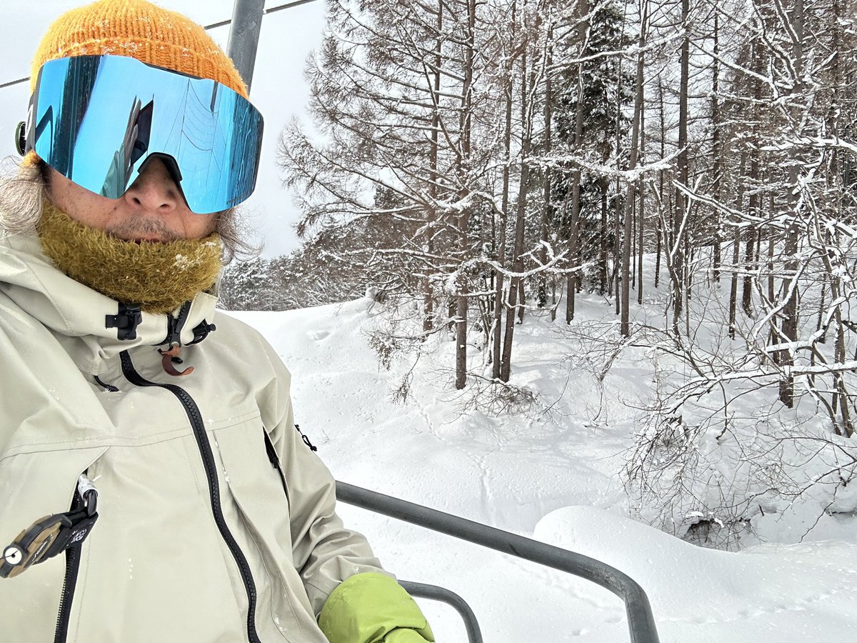 steeve_k_1967's tweet photo. 【DAY14】 08/FEB 岩木山百沢スキー場
今回もトビTと遭遇🤩
どちらもスタンド使いじゃね?くらい引かれあう🤣
それにしても寒い1日だった。
そんなに新雪ではなかったが、終始降り続いてて(時折晴れ間)スプレー祭りだったなぁ👍
#greenclothing
#simssnowboards
#帰ってきたスノウボヲドマン https://t.co/vbgN3AXbbu