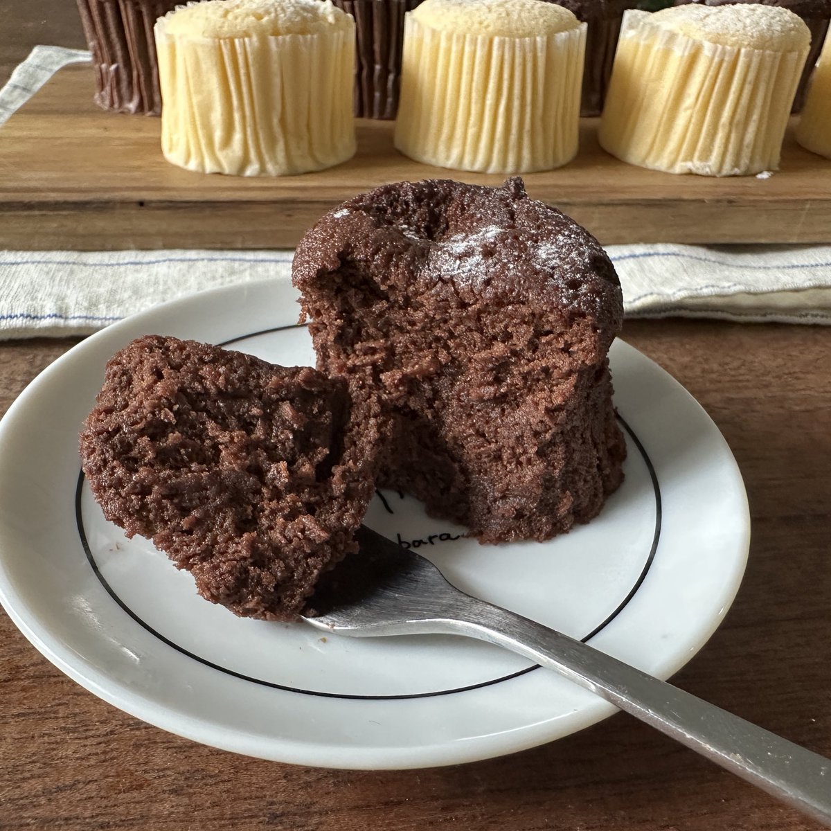 syunkon0507's tweet photo. 量りも不要！型も100均の紙コップとグラシンケース(orアルミカップ)でできます！オーブンでは難しい湯煎焼きがフライパンでミニサイズだとラクで失敗がない！

卵白だけ泡立てなあかんけど卵1個やから早いです✨

自信作なのでぜひ。

詳しいレシピは
https://t.co/TkNYQ1jxCO

長くなるけど追記にも↓ https://t.co/AfI3mZcuXd
