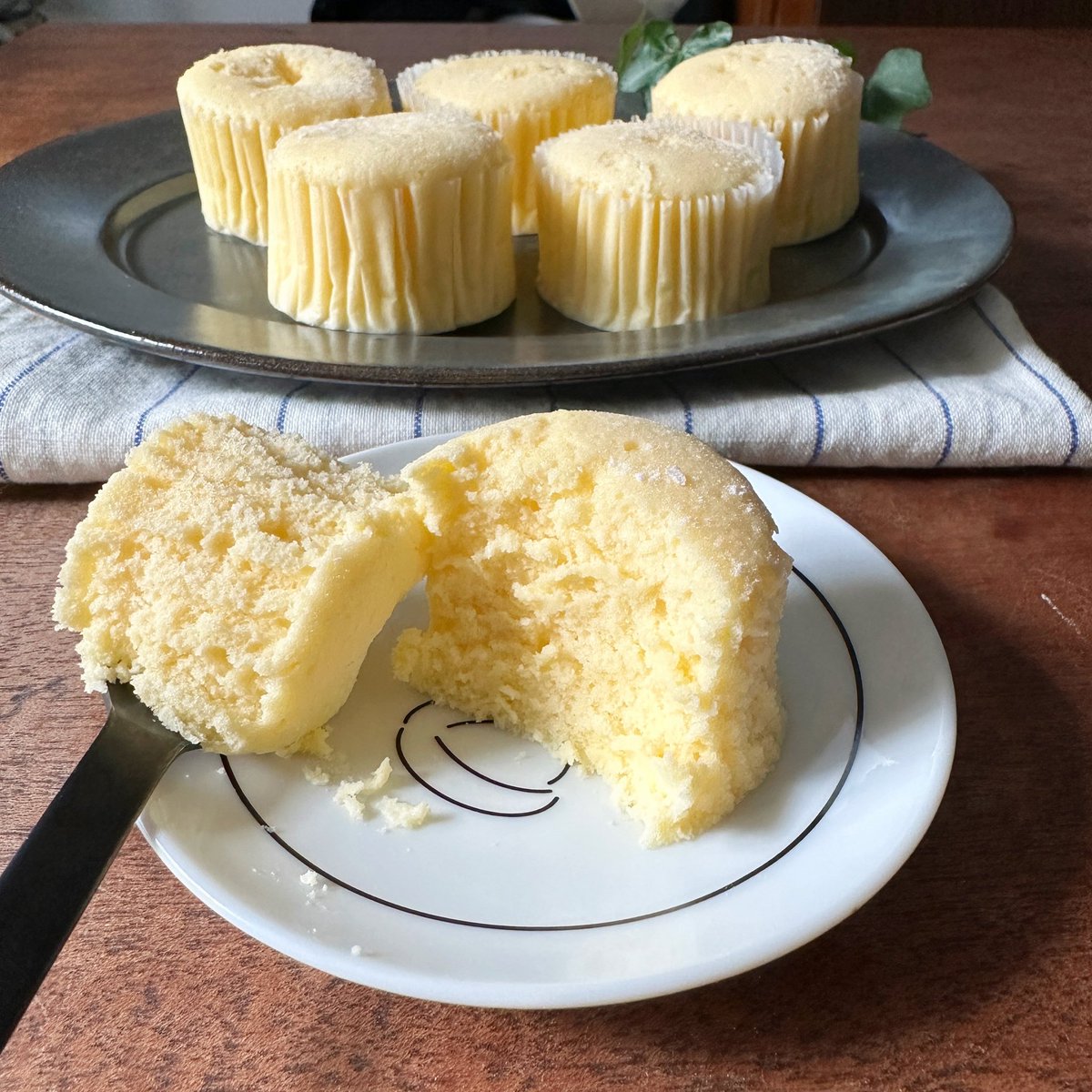 syunkon0507's tweet photo. 量りも不要！型も100均の紙コップとグラシンケース(orアルミカップ)でできます！オーブンでは難しい湯煎焼きがフライパンでミニサイズだとラクで失敗がない！

卵白だけ泡立てなあかんけど卵1個やから早いです✨

自信作なのでぜひ。

詳しいレシピは
https://t.co/TkNYQ1jxCO

長くなるけど追記にも↓ https://t.co/AfI3mZcuXd