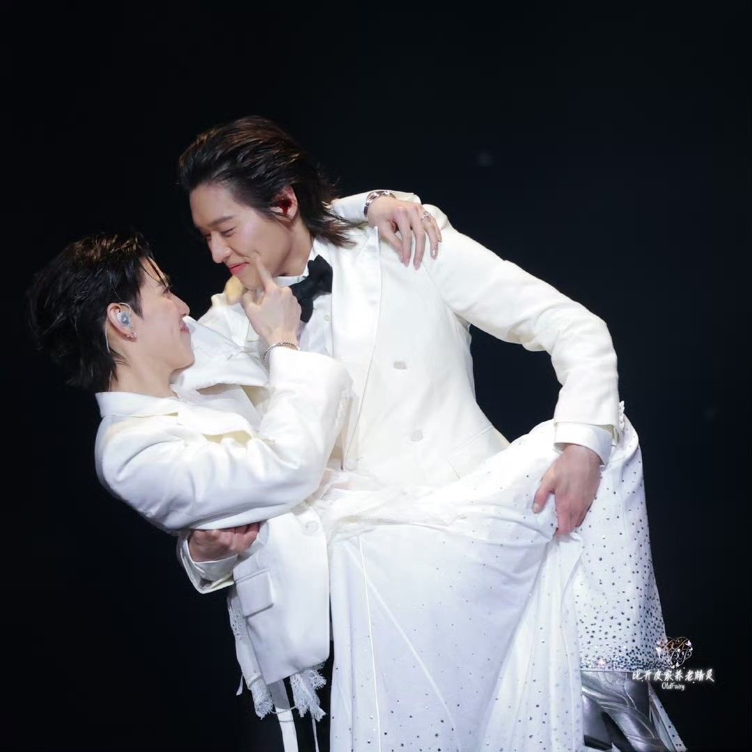 ล่ะหนุ่มท่าพระจันทร์ฮีมีเจ้าของคอนล็อคตำแหน่งเกสให้เลยหนิ วาสนาตัวท่านมาก ㅠㅠ