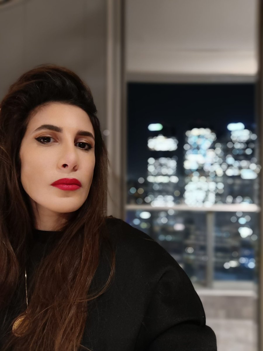 ❤״זו לא באמת אמנות עד שאמא שלך מתביישת בך". ככה אני תמיד אומרת.❤
*
עוד כמה ימים יוצא לי ספר ואני מבועתת. אני מבועתת כי אני מתביישת. האמת שלכל אורך הכתיבה של הספר הזה רציתי לקבור את עצמי מבושה. רציתי לקבור את עצמי מבושה כי כתבתי בספר הזה דברים שלא סיפרתי לחברות הכי טובות שלי,