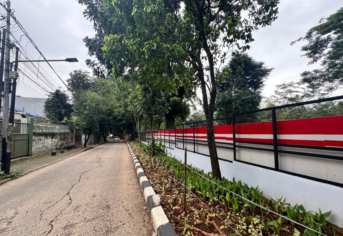 Membangun taman yang terbuka berarti siap mendidik warga kota untuk menjaga ruang publiknya, dan membentuk kesadaran akan kepemilikan bersama ruang kota. Itu jalan panjang yang harus diambil dan tidak akan mungkin instan. Tapi nyatanya kita masih kembali melakukan kesalahan yang