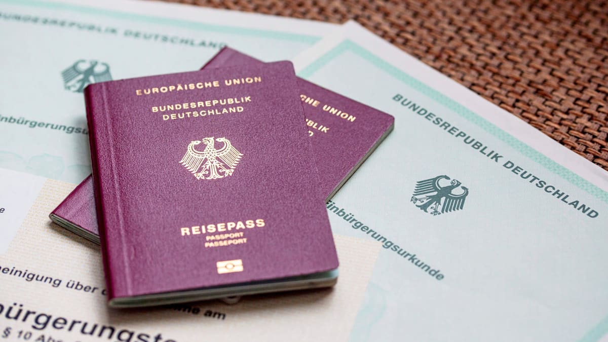 welt's tweet image. Bis zu 6000 Euro pro Prüfung – Polizei deckt groß angelegten Betrug bei Einbürgerungstests auf to.welt.de/c25LKbn