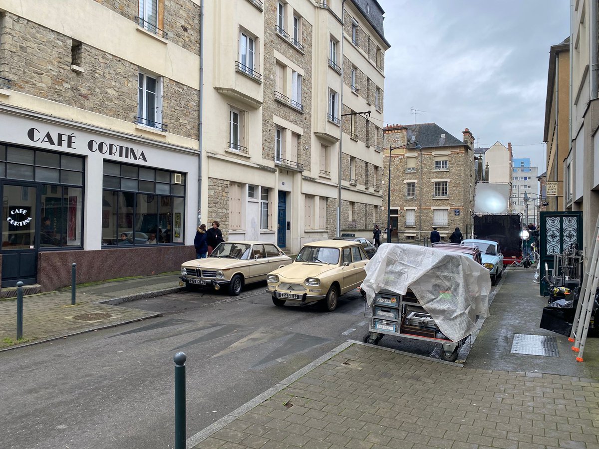 #Rennes #CinémaFrançais #ChristopheHonoré #VincentLacoste #AdèleExarchopoulos Rennes se transforme en décor des années 70 ! Christophe Honoré tourne Mariage au goût d’orange devant le Café Cortina, avec Vincent Lacoste et Adèle Exarchopoulos. rennes-infos-autrement.fr/ambiance-seven…