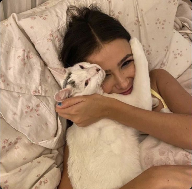 𝑠ℎ𝑒 𝑤𝑎𝑠 𝑎 𝑓𝑎𝑖𝑟𝑦 tweet media