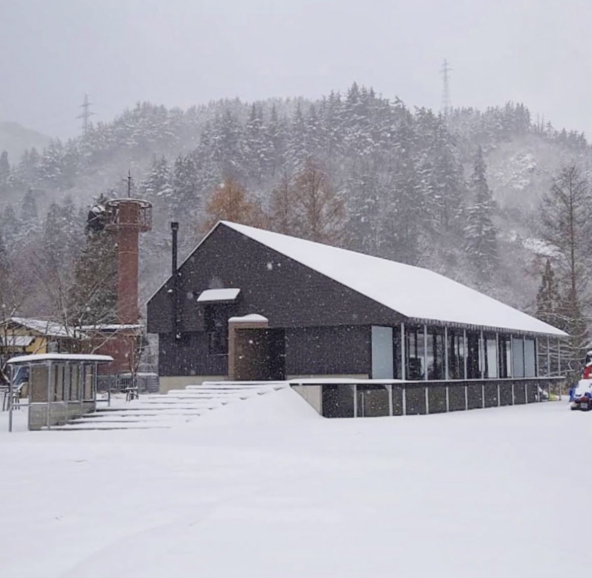 オーナーシェフ西山さんの金沢市本町にあったRestaurant N(ミシュラン1つ星)が白峰奥に移転しオーベルジュENNUをオープンです
南砺市のオーベルジュ レヴォの元ソムリエの奥さんは狩猟免許もお持ちで場所的には最高なのかも
Cuisine regionale L’evoの辺境感もスゴいがENNUのロケーションもエゲツない