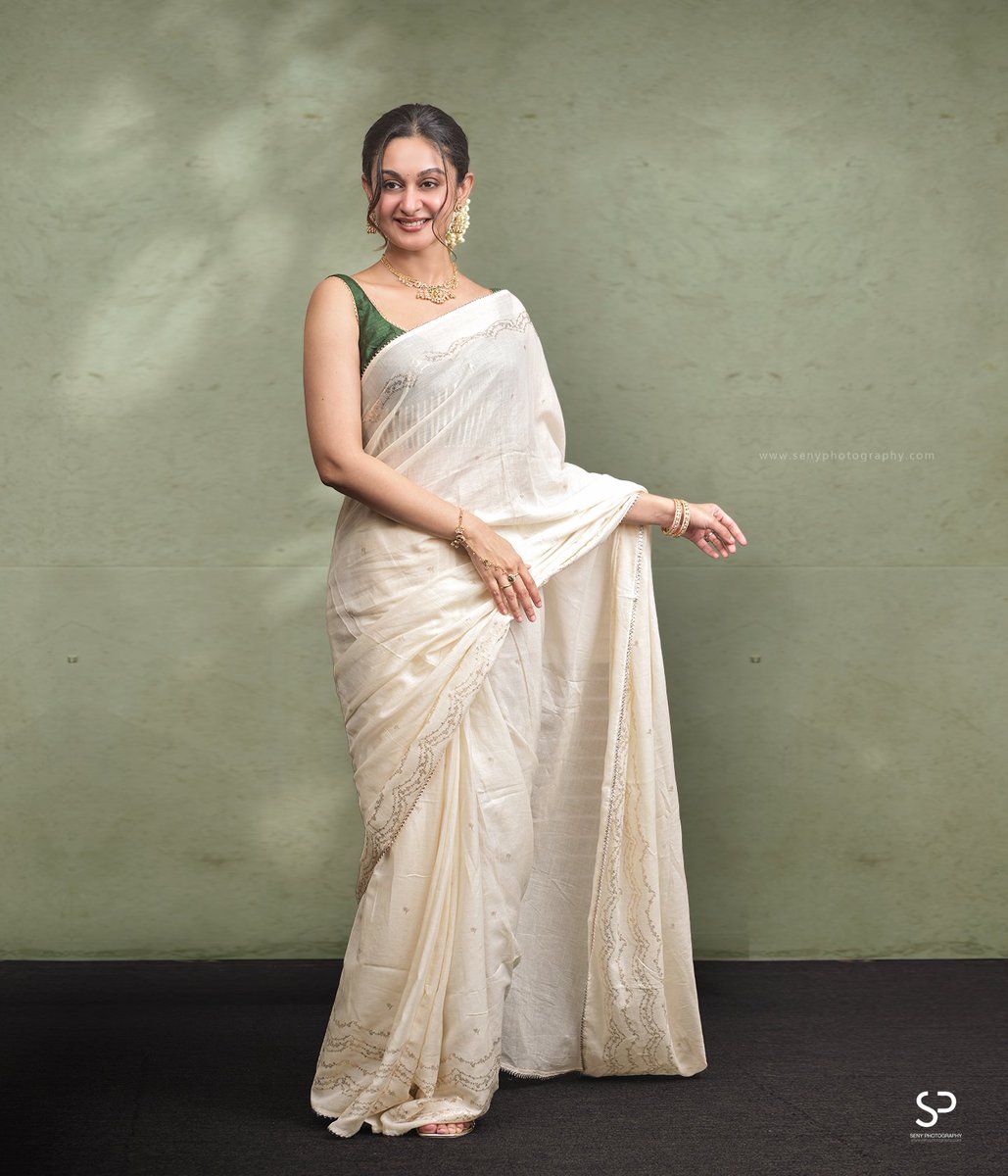 SenyP's tweet photo. Actress @aishwaryaarjun  Photoshoot Styling @khushi_jagadisha Outfit
@suta_bombay
Jewelry @anairaaofficial Photographer @seny_p_arukattu             https://t.co/kuirWxQnRX https://t.co/OIxlUZ472T #SeethaPayanam 🌿📷 #Actress #fashionphotography #saree #senyphotography https://t.co/ATeyX3SObH