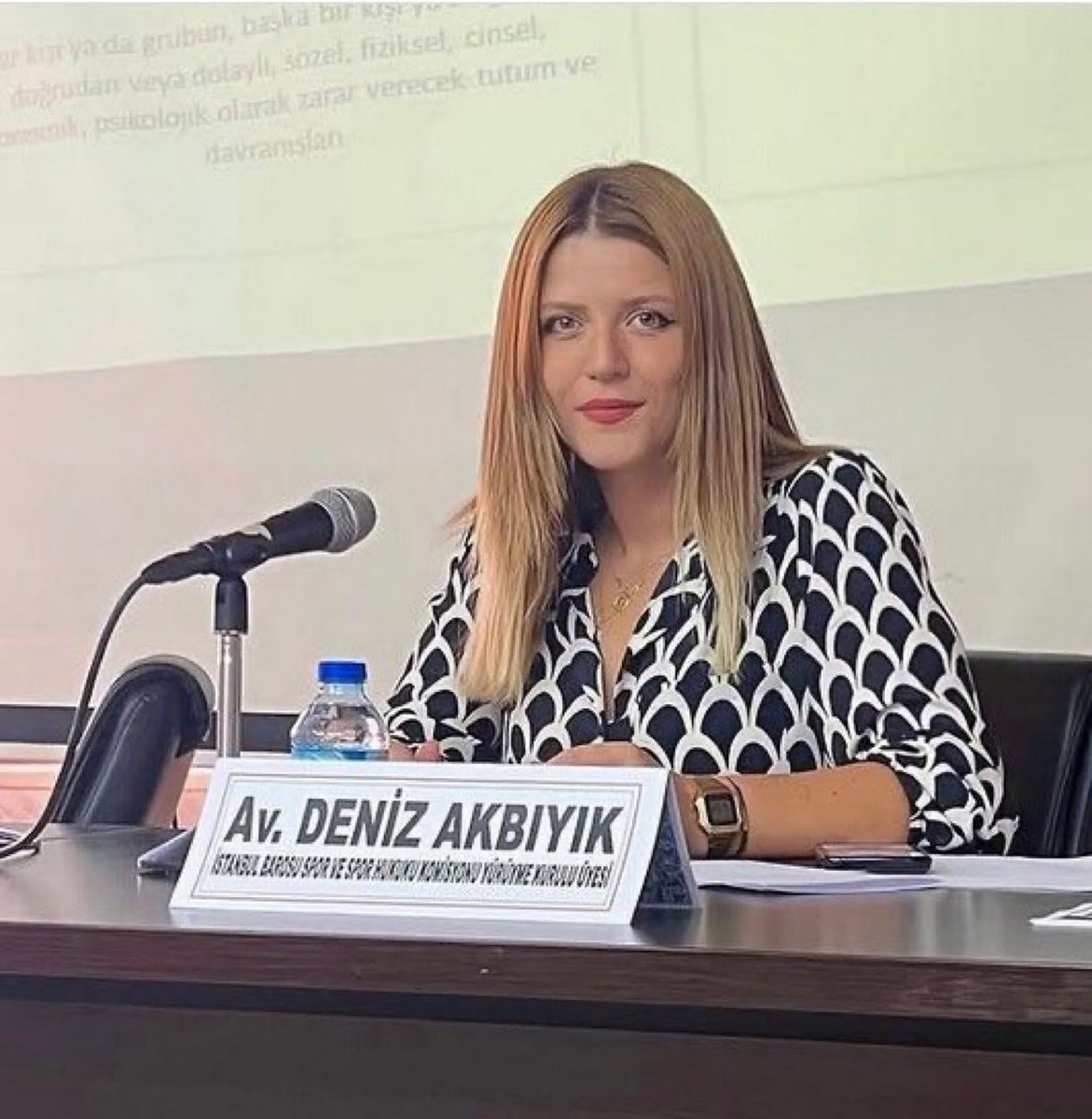 Avukat Deniz Akbıyık:

“Sarhoşken bile 12 dk boyunca 39 mesaj atıp bir tane bile imla hatası yapmayıp, memleketle dertlenip bizi savunuyorsa sadece genel başkan olmamalı zaten, başbakan olsun.”

Şaka mı ?