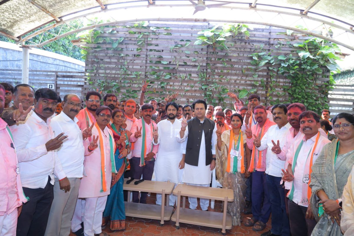 AmitV_Deshmukh's tweet photo. लातूर जिल्हा परिषद पंचायत समिती निवडणुकीच्या निकालात  काँग्रेस  पक्षाने जोरदार मुसंडी मारली आहे,  पंचायत समितीमध्ये एक हाती सत्ता मिळवून जिल्हाभरात सर्वात मोठा पक्ष म्हणून काँग्रेस पक्ष पुढे येत आहे, सायंकाळपर्यंत सर्व चित्र स्पष्ट होईल. बाभळगाव निवासस्थानी जिल्हाभरातील असंख्य काँग्रेस पदाधिकारी कार्यकर्ते एकत्र येऊन विजयाचा जल्लोष साजरा करीत आहेत. आदरणीय विलासराव देशमुख यांच्या स्मृतिस्थळी जाऊन विजयी उमेदवार अभिवादन करीत आहेत.
माजी आमदार धीरज देशमुख यांच्यासह
या सर्व विजयी उमेदवार व पदाधिकाऱ्यांची  भेट घेऊन त्यांचे अभिनंदन केले शुभेच्छा दिल्या.

#लातूर #जिल्हापरिषद   #पंचायतसमिती
#बाभळगाव 
 #निवडणूक #काँग्रेस

#AmitDeshmukh
#IndianNationalCongress
#INCMaharashtra

.

@INCIndia
@INCHarshsapkal @INCMaharashtra
  @INCMumbai
@IYC @IYCMaha