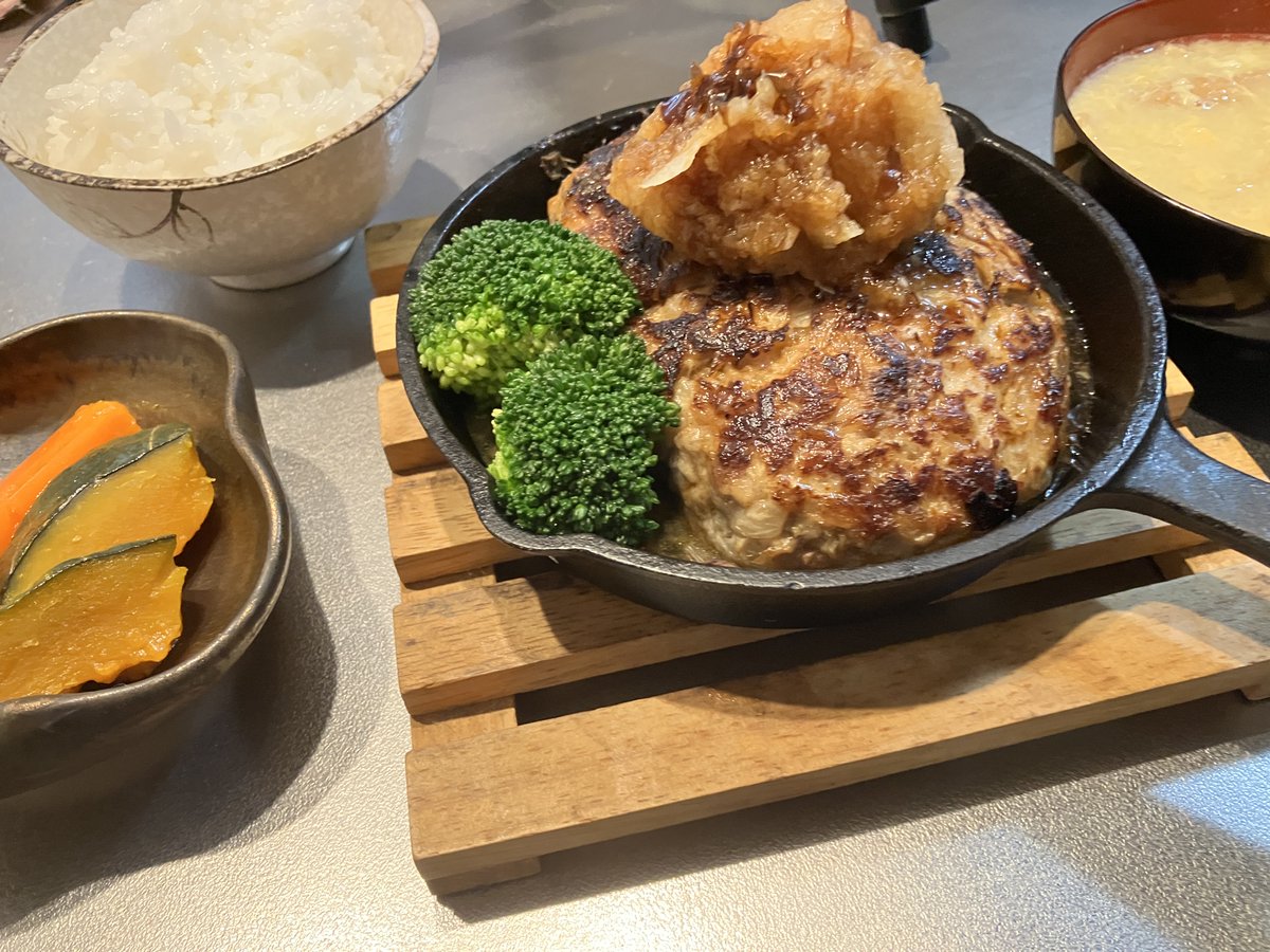 daikouVer02's tweet photo. 先日の料理配信で作った
「自家製ポン酢のおろしハンバーグ定食」
ニンジンとカボチャのグラッセも添えて https://t.co/Zv6KIlJ46C