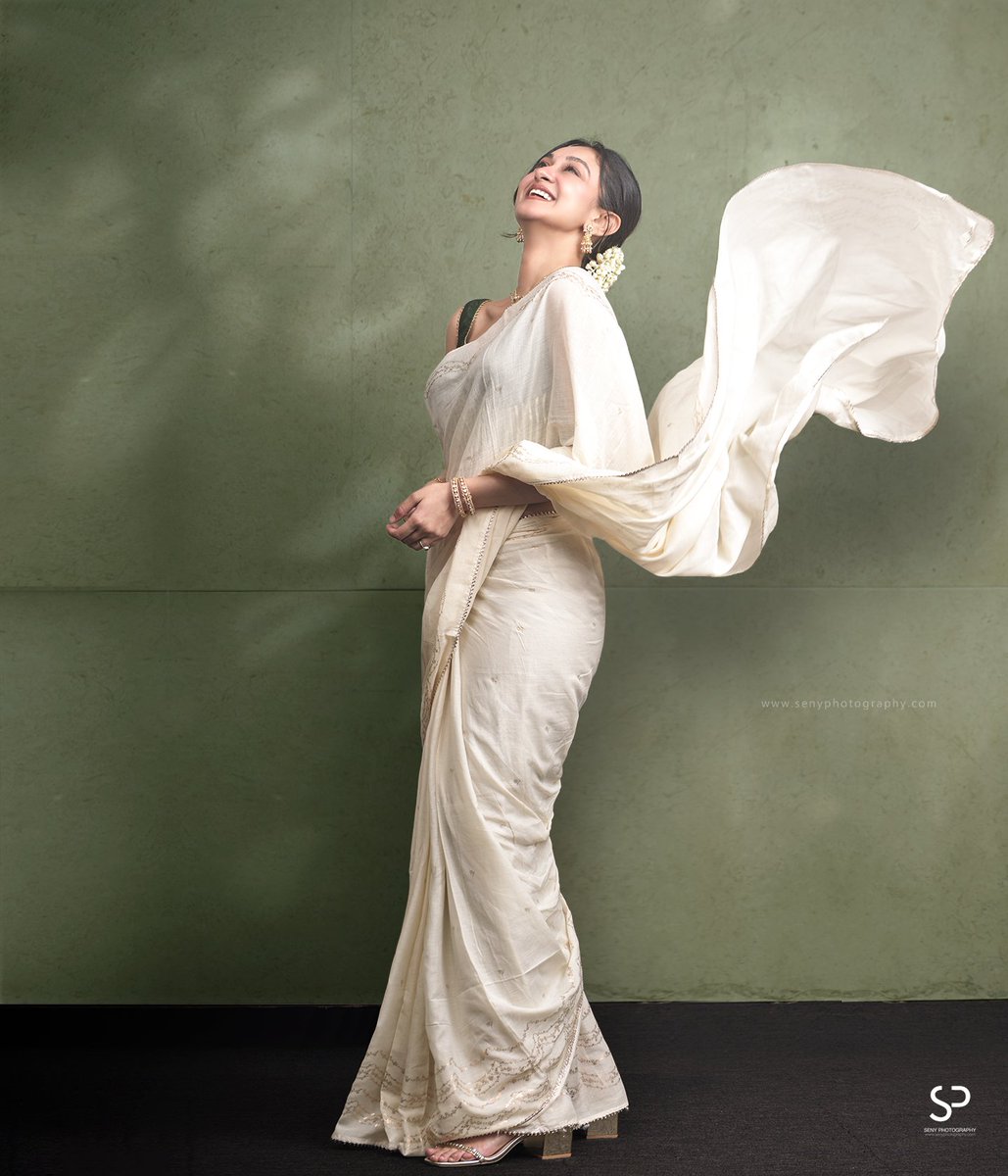 SenyP's tweet photo. Actress @aishwaryaarjun  Photoshoot
Styling @khushi_jagadisha
Outfit @suta_bombay
Jewelry @anairaaofficial
Photographer @seny_p_arukattu           

https://t.co/VSqqjUG6OY
https://t.co/oxyqEi2TQQ 
#SeethaPayanam 🌿🤍 #Actress #fashionphotography #saree #senyphotography https://t.co/SkGVoS38Jc