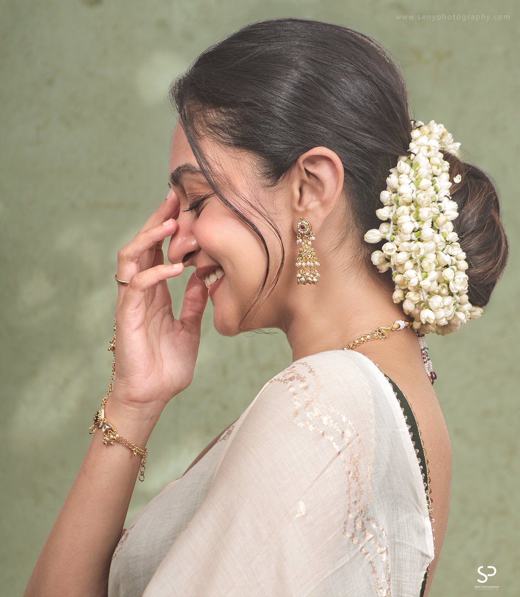 SenyP's tweet photo. Actress @aishwaryaarjun  Photoshoot
Styling @khushi_jagadisha
Outfit @suta_bombay
Jewelry @anairaaofficial
Photographer @seny_p_arukattu           

https://t.co/VSqqjUG6OY
https://t.co/oxyqEi2TQQ 
#SeethaPayanam 🌿🤍 #Actress #fashionphotography #saree #senyphotography https://t.co/SkGVoS38Jc