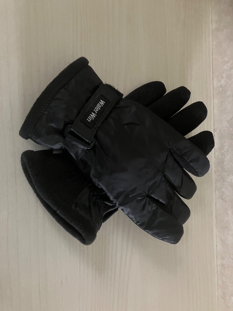 MD37714535's tweet photo. この冬最大の積雪。
1～2年前はなかった、10センチ超えの雪でした。

不格好ながら、久々に雪だるま作り。
3年前の大雪警報のときに買った手袋も、ようやく出番です。

季節の変わり目を流れるように忙しく生きている今だからこそ、
こうした出来事は、ちゃんと立ち止まって残しておきたい。 https://t.co/GjTXEcYKES