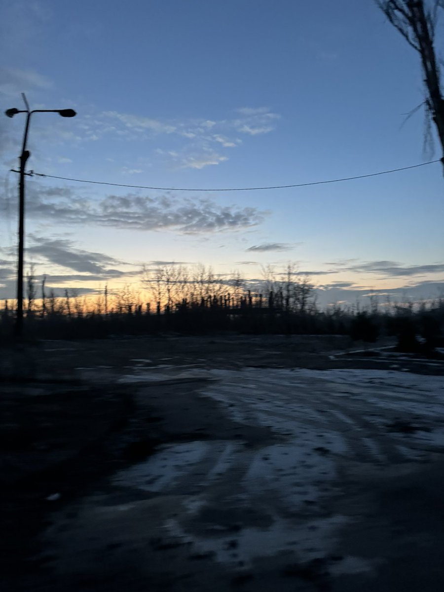 це був останній світанок, який я зустріла ще в українській Авдіївці… 💔

небо було гарне, але не мирне зовсім.