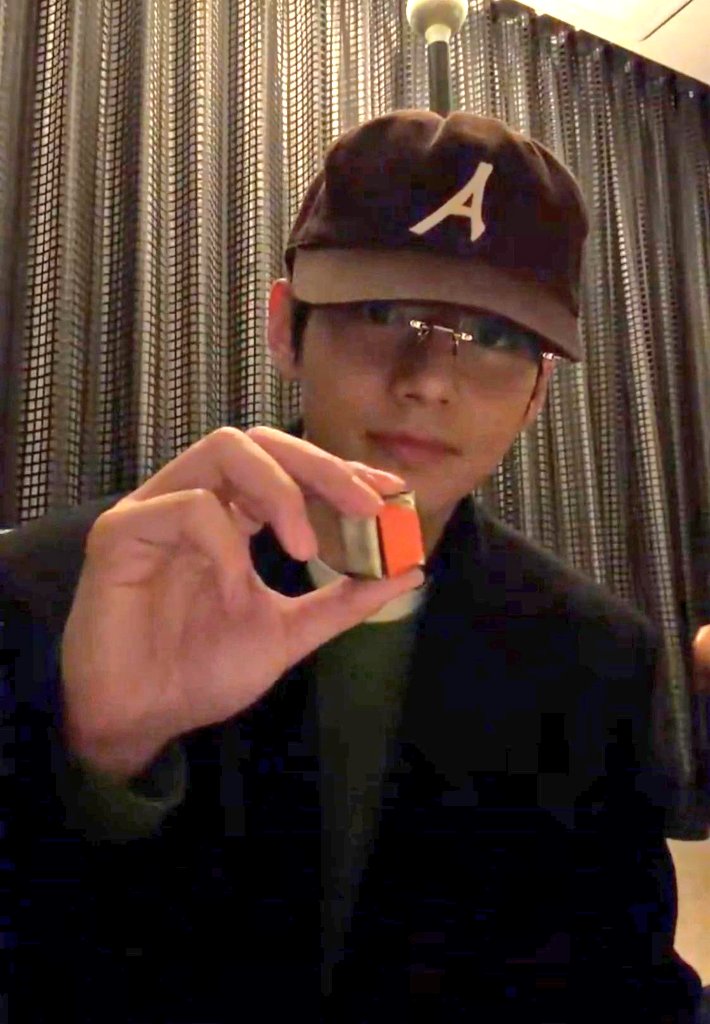 박민비 일하다가 개심각해지는 일이 있으면 일단 핸드폰 켬 그래서 비밀의 폴더에있는  턔형이 사진 다 봄 그럼 진짜 그 일이 전부 다 괜찮아짐

....이남자가내남친이다
이거보다 더 심각한 일이 뭐가있을까...

진짜 개금쪽이 김턔형 키우는 박민뷔