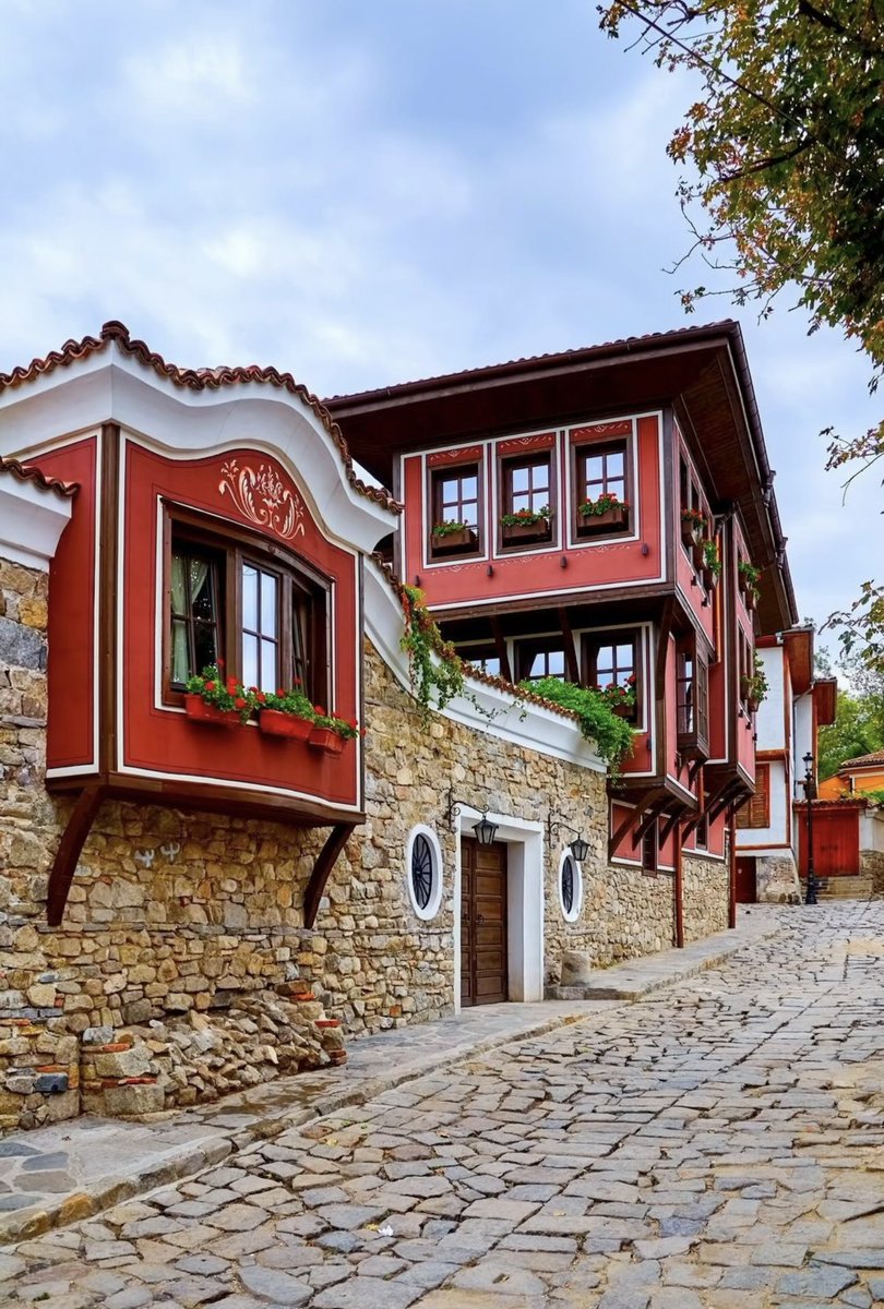 CultureExploreX's tweet image. Old Plovdiv, Bulgaria is among Europe’s oldest continuously inhabited cities, with layers going back thousands of years, long before Rome.