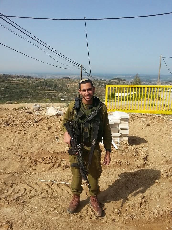 RonelAdani's tweet photo. גילוי נאות אני דתל"ש. אבל ספציפית דתל"ש של הציונות הדתית. גדלתי והתחנכתי במוסדות המגזר, החל מבית הספר היסודי ממ"ד צורים (כבוד ועוצמה) בראש העין, דרך הישיבה התיכונית של הרב שי פירון (בדימוס?) בפ"ת ושבט שבות בבני עקיבא, ועד השנה וחצי שביליתי בישיבת ההסדר בעכו ואח"כ בישיבת מעלות שאחריהן חתמתי ויתור על מנת להתגייס במסלול רגיל (ולא הייתי היחידי). את אורחות החיים הדתיים זנחתי רק אחרי הצבא והטיול הגדול במזרח כך שהחלק של "הדתי" שבדתל"ש עדיין גדול יותר מה"לשעבר".

אמרתי את כל זה כי ביומיים האחרונים נקלעתי לדיונים ערים בסוגיית ישיבות ההסדר ושירות נשים דתיות אותם הציפו "נציגי המגזר" בעיני עצמם ינון מגל, יותם זמרי ויתר הפטריוטים (שראוי לציין שלא עשו יום מילואים אחד לאורך כל המלחמה), כחלק מניסיונם המתמיד להסיט את תשומת הלב מתפוח האדמה הלוהט המכונה השתמטות החרדים.

הניסיון הזה שלהם כמובן לא תמים אלא מגיע מתוך מצוקה פוליטית אמיתית של מי שהתפרקו סופית מהציונות ורואים עצמם חלק מתנועה פוליטית-משיחית שהפכה את ביבי למעין ישו של "הימין" הפוליטי. נציג בשר ודם של האלוהים על פני האדמה שאסור בתכלית האיסור לערער על שלטונו בגלל שום דבר. בהקשר הזה ראוי לציין שמי שקפץ על האמירות המגוחכות של "הפטריוטים" כמוצא שלל רב והתלבש עליהן לצרכיו הפוליטיים הוא דווקא מי שרואה עצמו הכי רחוק מהימין, ורץ במפלגת הדמוקרטים, ולא בכדי. מה שנקרא 'האויב של האויב שלי הוא חבר'. 

בדיון האם ראוי שיהיה מסלול הסדר לדתיים או בכלל מסלולים שונים, אני לא ממש יודע להכריע באיזה צד אני. יש תשובות טובות לכאן ולכאן, וללא ספק ראוי והגיוני לנהל דיון כזה אחרי המלחמה הארוכה שעברנו וצרכי הביטחון הגדולים של מדינת ישראל. 

אבל בדיון שהופך את הביינישים למשתמטים ואת בנות הציונות הדתית שהולכות לשירות לאומי כאל משתמטות, ברור לי שאני בצד של הציונות שלא שופך את התינוק עם המים, ולא הופך את אלה המשרתים למשתמטים. זאת בדיחה רעה.

מעבר לעובדה שרוב בני הציונות הדתית לא מתגייסים במסלול הסדר, אלא משרתים במסלול רגיל, בדיוק כמו חבריהם לנשק החילונים, ואף יוצאים הרבה פעמים לקורסים פיקודיים וממשיכים מעבר לכך, האמירה המנותקת הזאת שהופכת את הביינישים לשווי ערך למשתמטים החרדים, היא הזויה, מגונה ותלושה מהמציאות. לגבי השירות הלאומי של דתיות, אין ספק שמדובר בהשתתפות בנטל וכמובן שבעיניי ראוי יותר לאפשר זאת לכולן, אבל זאת כבר לא טענה כלפי אלה שעושות שירות לאומי ותורמות למדינת ישראל, אלא כלפי מדינת ישראל.

הדרישה לגיוס החרדים לא נועדה לצורך שיוויון בנטל, אלא בשביל שותפות בנטל. לעולם לא תהא תרומתו של חייל אחד דומה לתרומתו של אחר, אבל הדבר החשוב והעיקרי הוא ששניהם משתתפים בנטל הכבד הזה שנקרא ביטחון מדינת ישראל, כל אחד לפי חלקו. הם לא חמקו בדרכים ערמומיות, ולא הכריזו שימותו ולא יתגייסו. הם התגייסו ובמלחמה האחרונה לא מעט גם נפלו לצערנו.

ניסיונם של "הפטריוטים" לחבוט בבני הציונות הדתית הביינישים ובבנות הציונות הדתית שבשירות לאומי רק למען שלטונו של ביבי ושותפיו החרדים הוא בושה וחרפה ועוד תחתית שהם הגיעו אליה מתוך החרדה לשלטונו של ביבי. 

את חוק ההשתמטות הנוראי של ביבי והחרדים חייבים למנוע, את הדיון על מסלול ההסדר ושירות לאומי לנשים צריך לקיים, אבל להכפיש את שמם של כל כך הרבה אנשים טובים ויקרים שתרמו ותורמים למדינת ישראל זאת כבר יריקה לבאר שממנה שותים הפטריוטים האלה וחציית קו אדום.