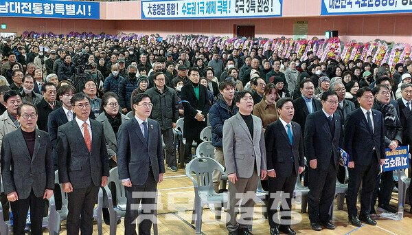 1번사진 왼쪽부터 
강준현(세종 을),안희정, 이정문(충남 천안 병), 황명선(충남 논산 계룡 금산),박정현 부여군수, 장종태(대전 서구 갑), 이재관(충남 천안 을)