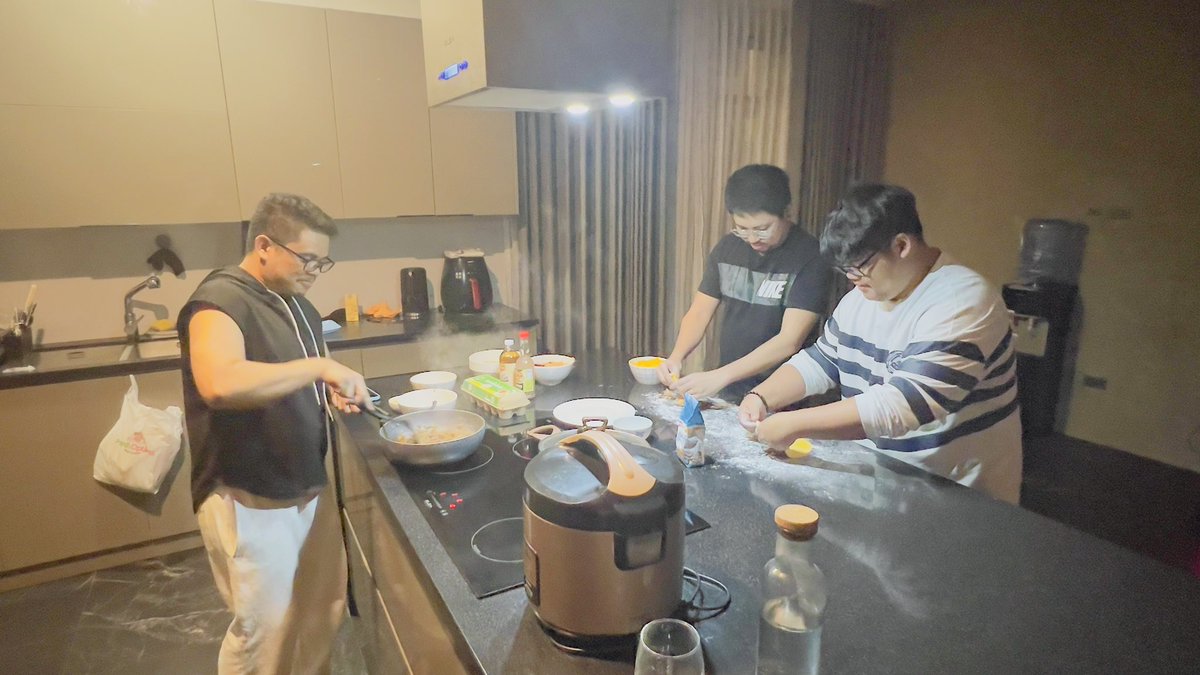 They makin empanadas