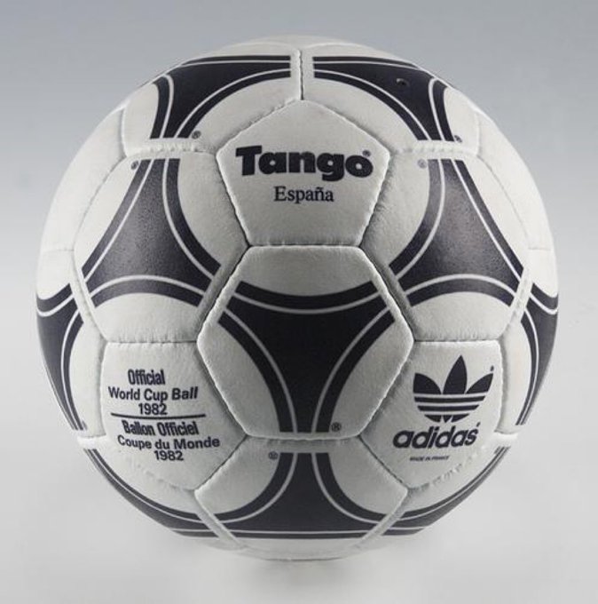 ExtremeFootbal4's tweet image. 1982 Adidas Tango. What a ball!