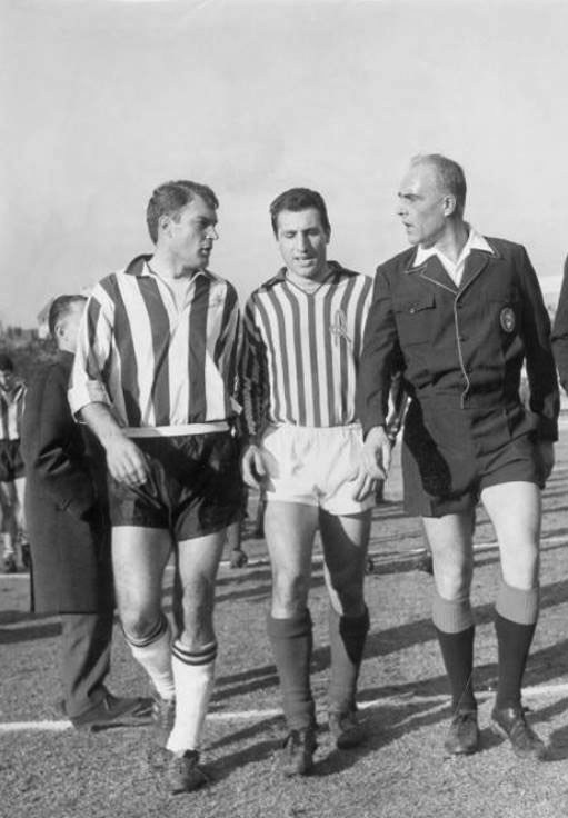 futilimotivi's tweet photo. @museumofjerseys @irishwill83 @juvefcdotcom @kit_geek @The_Kitsman Juve used to wear black shorts on white socks away at Vicenza or SPAL (wearing white with red/blue stripes, and coloured socks) in the 60s. No alternate shirt in those days... https://t.co/Jt9LIjf5rs