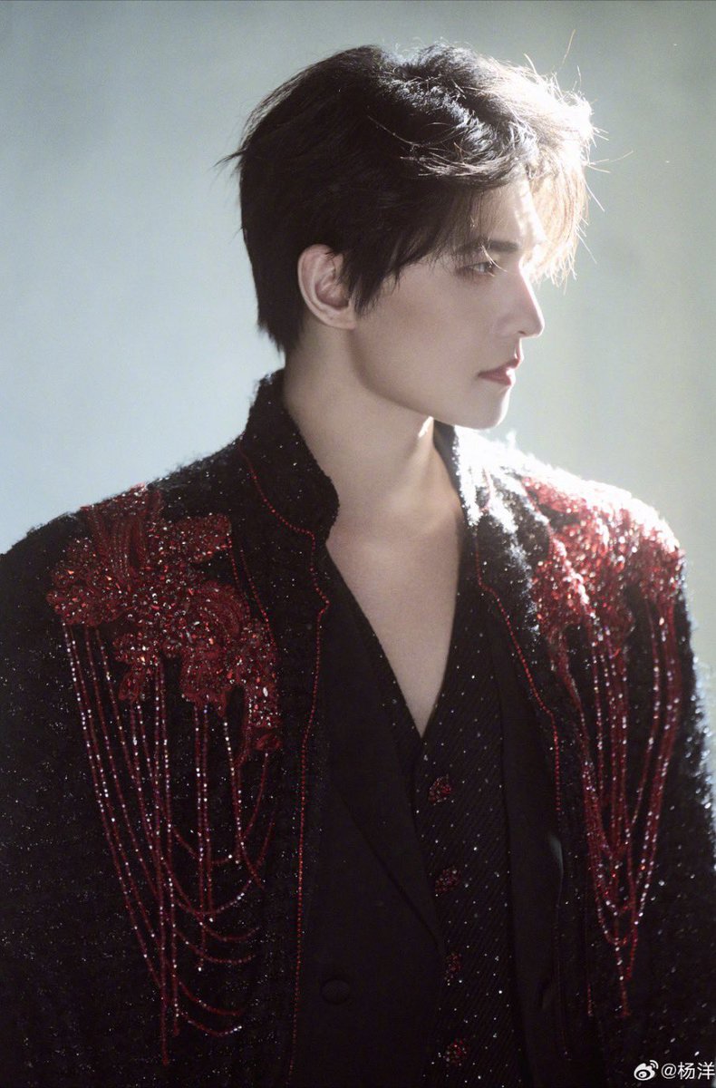 แรงมากกกกหยางหยาง รอเปิดกล้องอยู่เหิงเตี้ยนมันต้องฮอตเบอร์นี้เลยหรอออ เดินพรมแดงรอบหน้าขอชุดแนวนี้ได้มั้ย สุดจะหล่อออออ ชุดแดงรับตรุษจีนที่เหมาสม

#หยางหยาง #YangYang杨洋 #YangYang