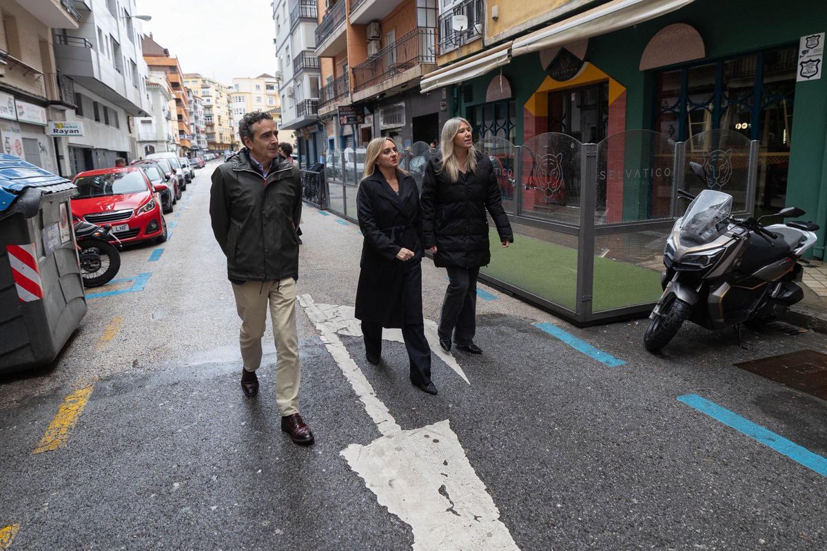 marifrangr's tweet photo. 🌳🚶‍♀️La calle López Mezquita dará un gran paso para convertirse en un espacio pensado para las personas: accesible y seguro. 

Es nuestro modelo de ciudad: más árboles, nueva zona infantil y mejor iluminación 👧🛝 

#GranadaParaVivir, calle a calle 
#GranadaSonSusBarrios https://t.co/y27gBQ2BeR
