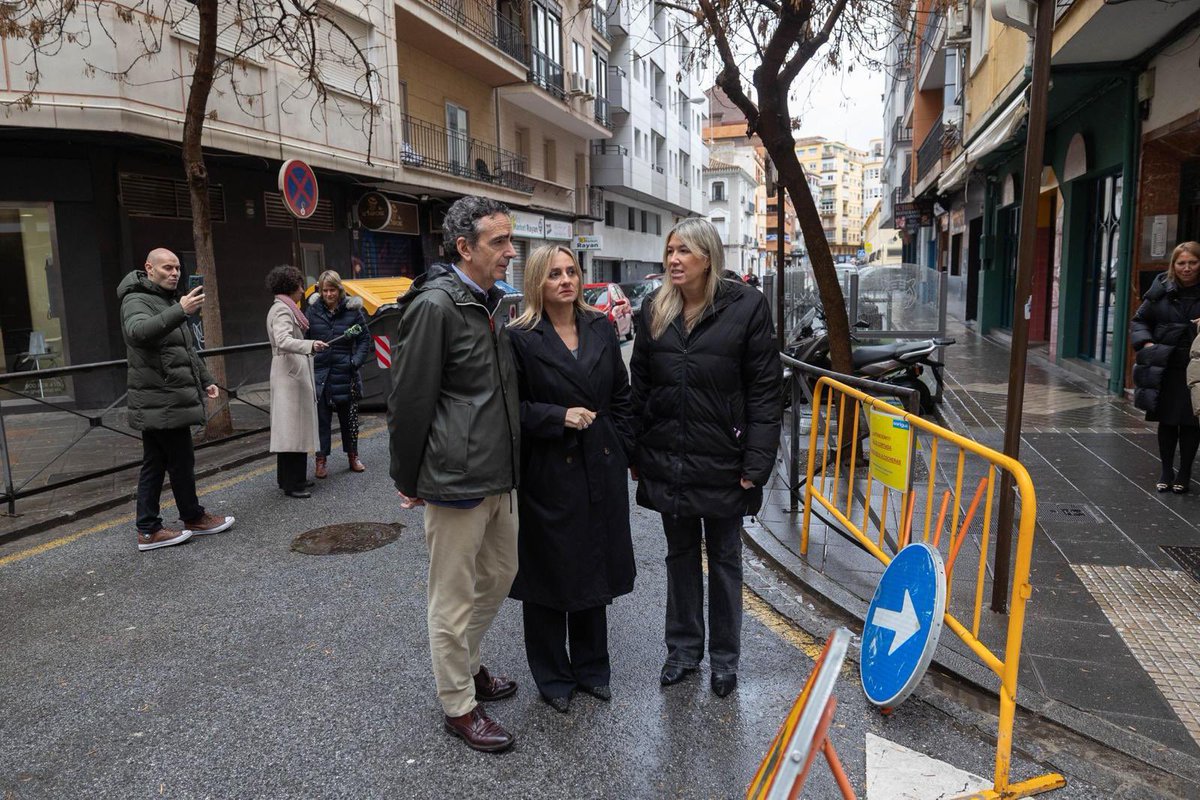 marifrangr's tweet photo. 🌳🚶‍♀️La calle López Mezquita dará un gran paso para convertirse en un espacio pensado para las personas: accesible y seguro. 

Es nuestro modelo de ciudad: más árboles, nueva zona infantil y mejor iluminación 👧🛝 

#GranadaParaVivir, calle a calle 
#GranadaSonSusBarrios https://t.co/y27gBQ2BeR