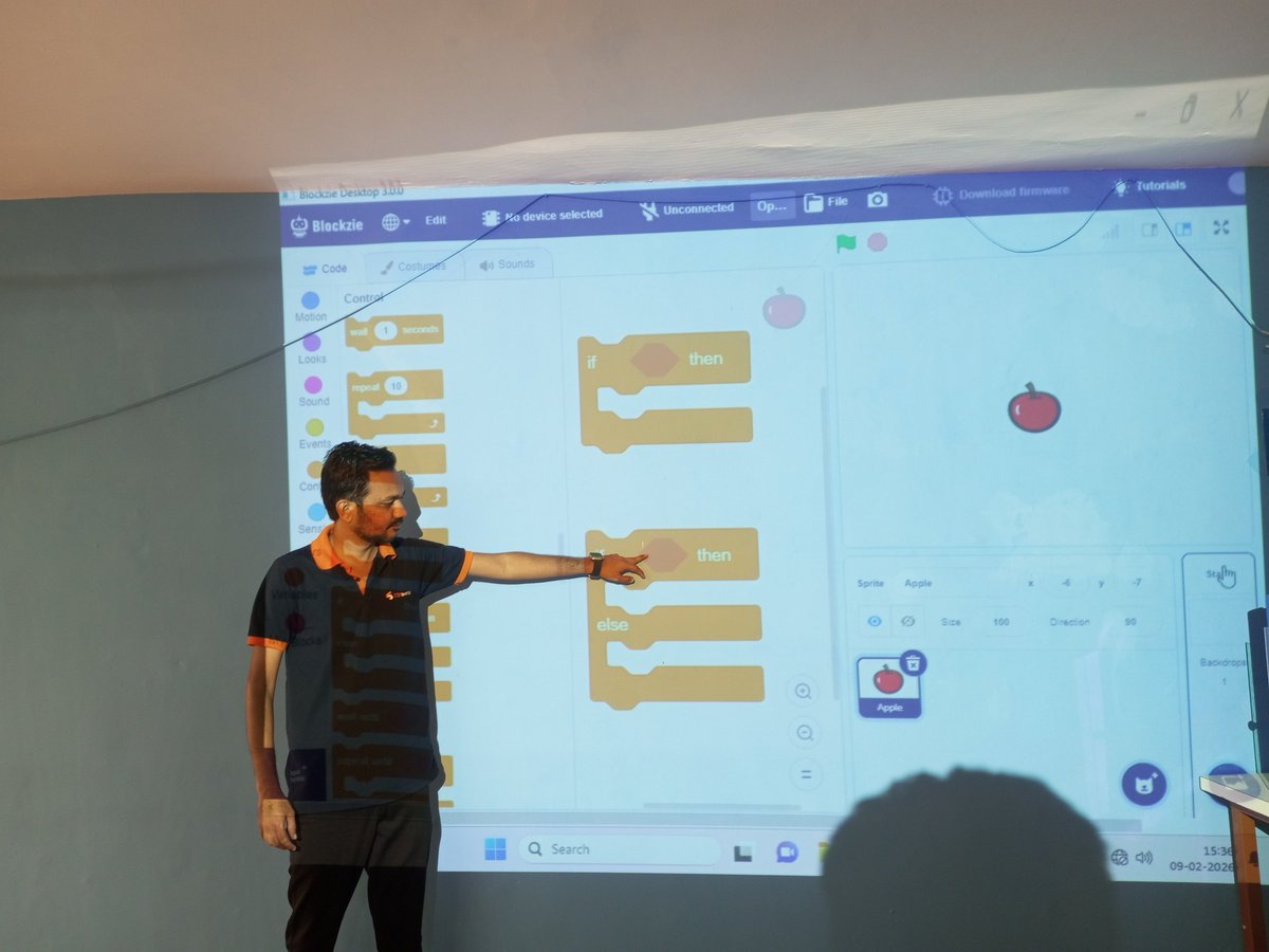 atlatnavjivan's tweet photo. students learning programming in the ATL of Navjivan Higher Secondary School, Limda, Bhavnagar
#coding #STEM #Innovation #STEMEDUCATION #stemrobotics #blockCoding #drone
@CMOGuj , @PMOindia @NITIAayog @DrChintan_V @aimtoinnovate @stembotix @krcscbhavnagar @InfoGujcost https://t.co/zyYs0DozeM
