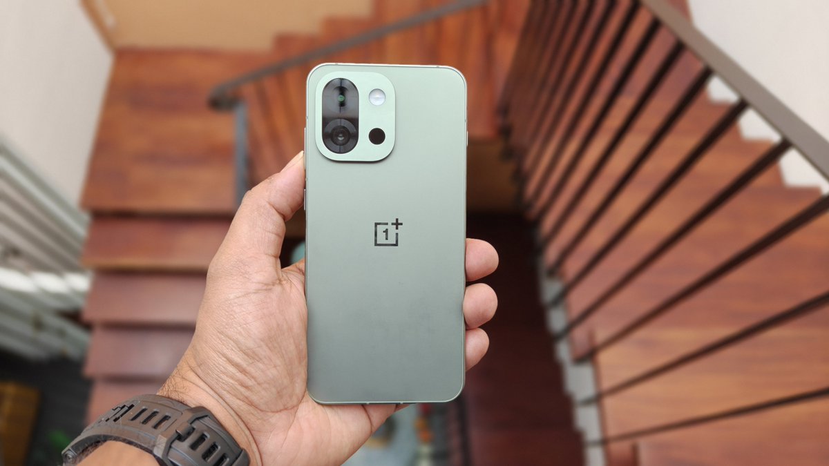 nirmaltv's tweet image. The OnePlus 13s is available for ₹50,999! Considering today's phone price hikes, it's still an awesome choice. #OnePlus13s #OnePlus 

amzn.to/4qrB4kf