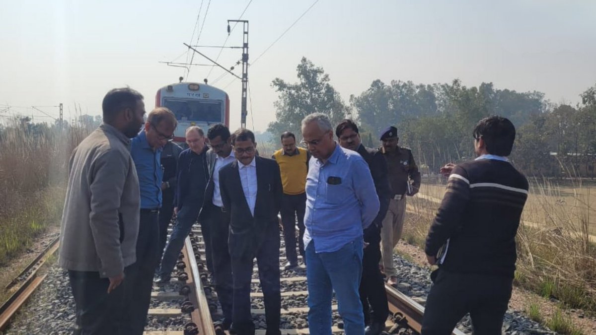 RailAnalysis's tweet photo. #DFCCIL advances #WDFC operations with successful #VarnamaSiding #electrification and #locomotive #trial
Read more: https://t.co/ethLgWmEk6
#DedicatedFreightCorridor #DFC #WesternDFC #CONCOR #RailInfrastructure #Freight #Connectivity #Logistics #RailModernisation #Railanalysis https://t.co/I42CyxsYTu