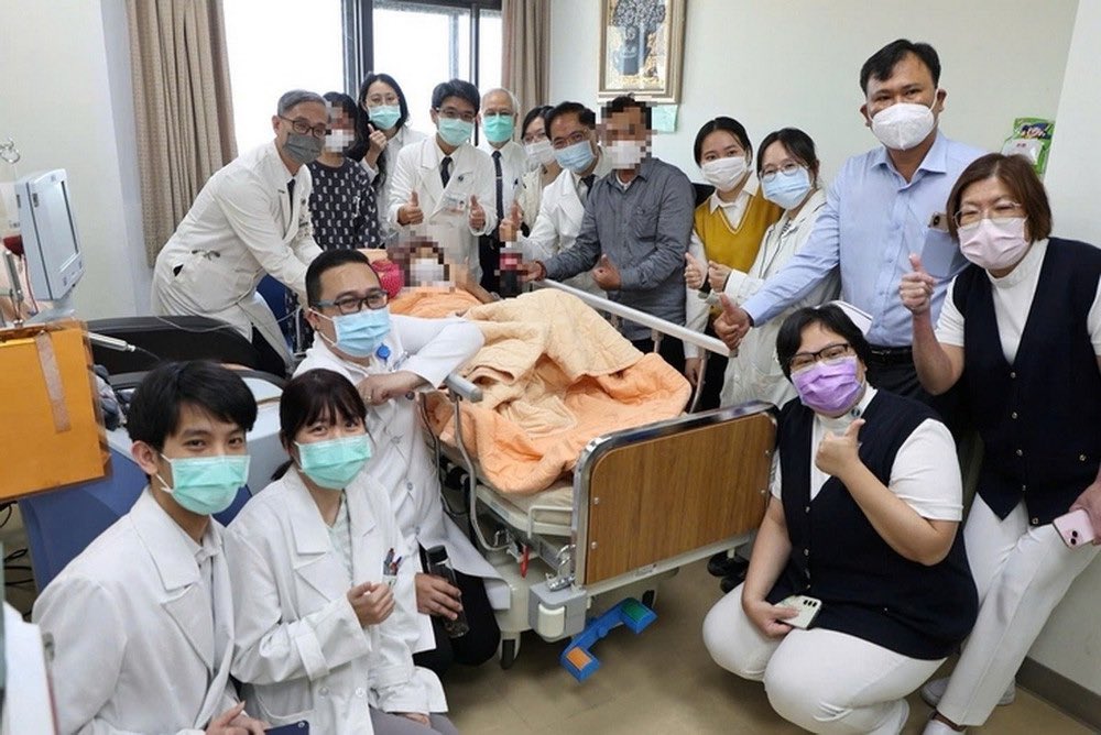 🚨 MUCİZE GİBİ GELİŞME!  

Vietnamlı bilim insanları, 12 yaşındaki bir LÖSEMİ hastasını tamamen iyileştirmeyi başardı.  

Bilim gerçekten insanlığın en büyük umudu.