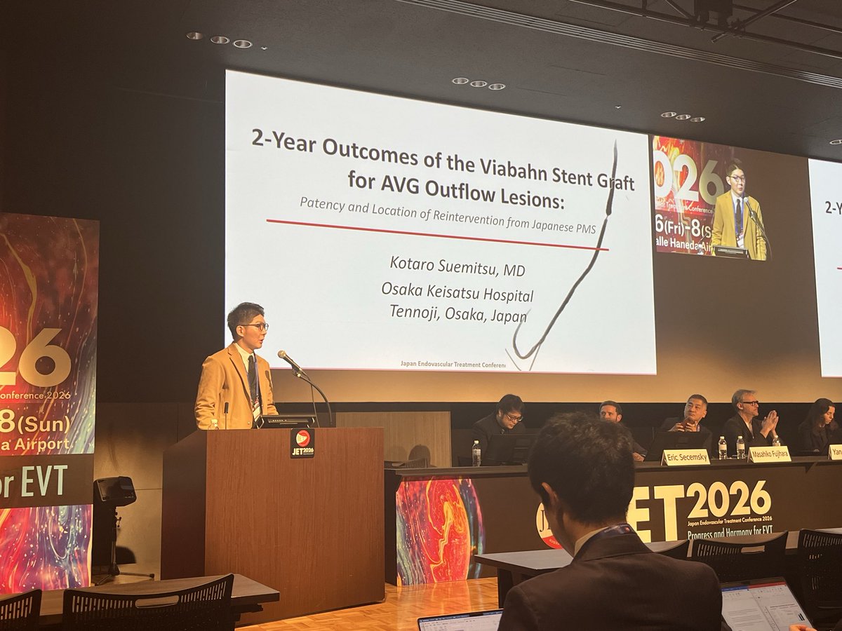 KotaroSuemitsu's tweet photo. JET2026で行ったズルを告白します😅

Late breaking clinical trial（ファーストリリースデータ）に選んでいただき、世界各国の有名な先生を相手に英語でプレゼン！

その時の撮ってもらった写真がこれです！
我ながら、特に噛むこともなく、「えー、あー😩」みたいな変な間もなく無事に終えたと思いますし、いろんな先生に褒めていただきました

しかし僕のことを知っている先生には違和感あったと思います！

なぜ急に英語ペラペラに話せたのか？　
そして、なぜメガネ？

すみません🙇
Even Realities というスマートグラスを使って読み原稿をカンニングしてました。
正直めちゃくちゃ凄いです！
目の前に文章が浮かぶので、原稿を作れば誰でも発表出来ます。しかも読んだ声をAIが聞いて今読んでいるところに合わせて原稿をうまく進めてくれます。これがあれば30分でも1時間でも英語で講演できます！

しかもその後デバイスメーカーの偉いさん（外国人）と話しをしましたが、翻訳機能を使ったら、翻訳された日本語が目の前に浮かび上がるので大体の話は理解できます👍

マジでびっくりしました

もちろん英語の講演も聞きましたが問題なく翻訳してくれます

唯一失敗は、あまりにも凄すぎる機能に任せて、スライドも見ずにスラスラと発表したら、ヤバいくらい暗記してきた変なヤツと思われました😭

スマートグラスに頼るなんて、ダサいと揶揄されるかもしれませんが、海外の先生に発信していきたい事があるので、そんな批判にはめげずにEven Realities をかけ続けます！

もし、Even Realitiesに興味ある人は僕がメガネかけてる時に声かけていただければ、ちょっとだけ見せてあげます😅

もちろんCOIはありませんが、少しでも英語苦手意識が治ればと思いますので気になる人は下記を見てみてください！
https://t.co/vWnzzD5q6C