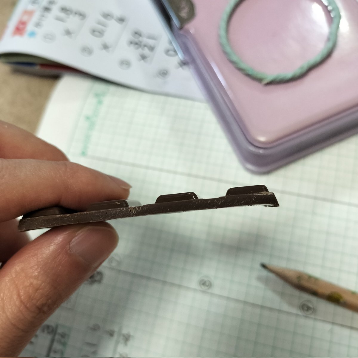 板チョコってこんなペラッペラだったっけ？
半分に折った投票用紙くらいしかないでこれ