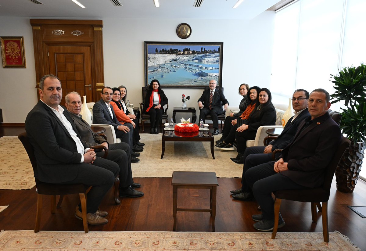 📌 Valimiz Sayın <a href="/yskosger/">Yavuz Selim KÖŞGER</a>, Tüm Muhtarlar Yardımlaşma ve Dayanışma Derneği Başkanı Fatma Emik Yıldan ile yönetim kurulu üyelerini makamında kabul etti. 

📌 Sayın Valimiz, hayırlı olsun ziyaretleri için kendilerine teşekkür etti.