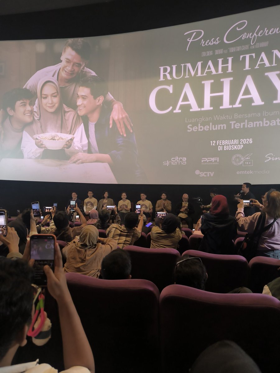 Tanpa ibu, rumah bagai kehilangan cahaya dan kehangatannya. Sebuah film yang humble, menghangatkan hati dan membuatmu ingin memeluk erat ibumu.

Press conference film RUMAH TANPA CAHAYA dihadiri para cast dan produser, termasuk Bpk. H. Deddy Mizwar