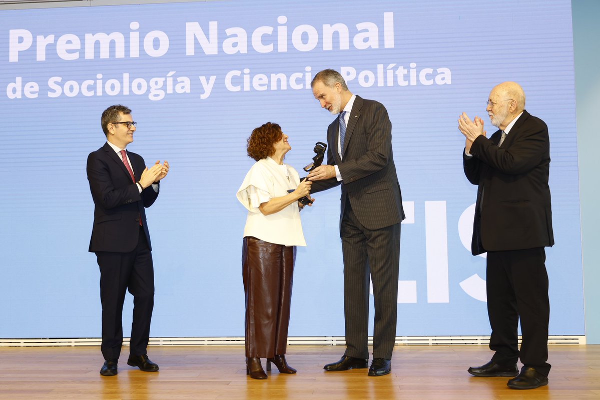 CIS_Institucion's tweet image. 📌 La Catedrática, Capitolina Díaz, recoge el Premio Nacional de #Sociología de la mano de S.M el Rey.

👩‍🎓 “Las mujeres hemos pasado de ser invisibles a ser casi omnipresentes en el mundo de las ciencias”, ha asegurado la premiada.

@CasaReal 
@CIS_Institucion